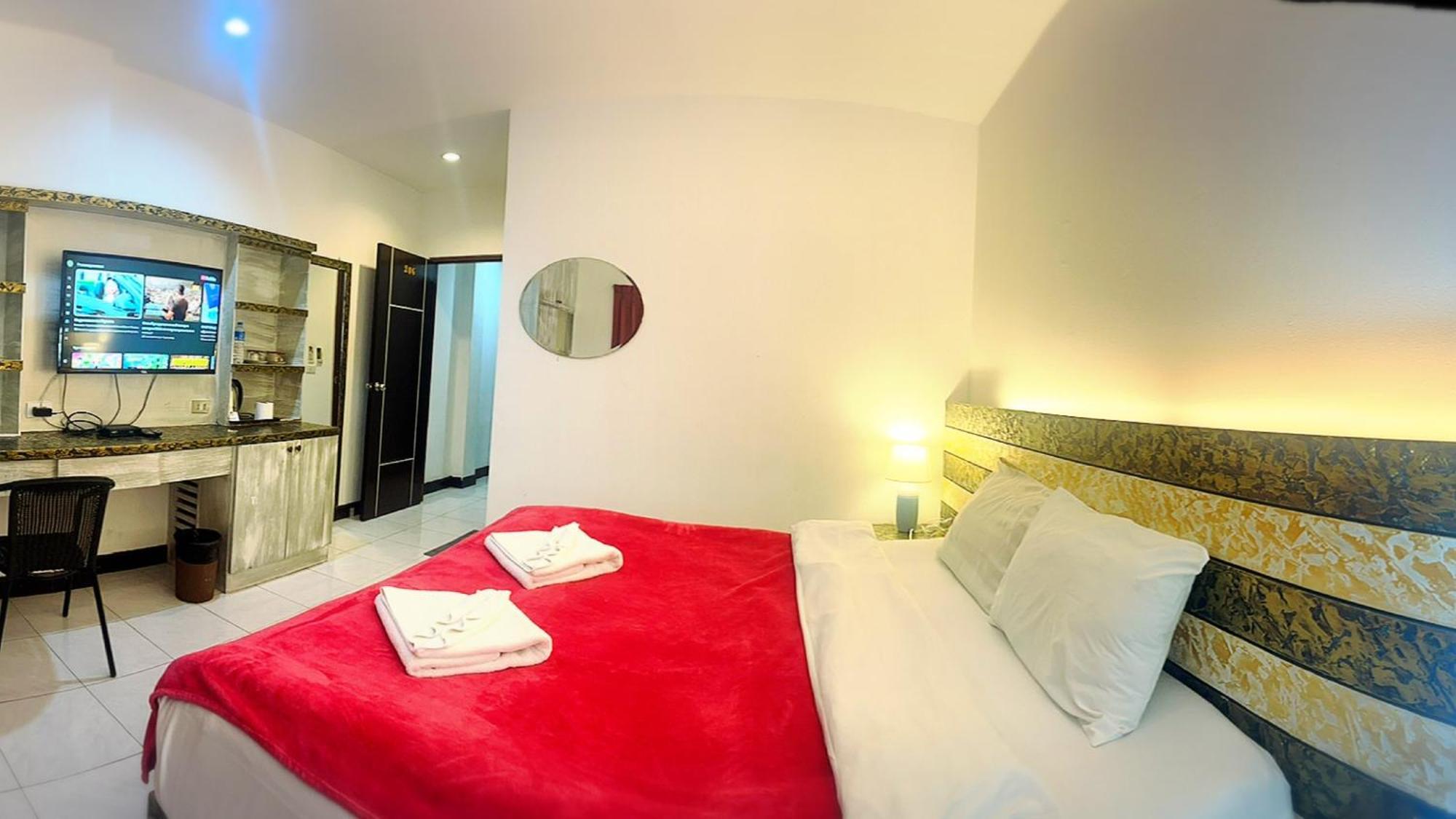 The Shades Hotel 50 Meter Beach Front Patong Exterior photo